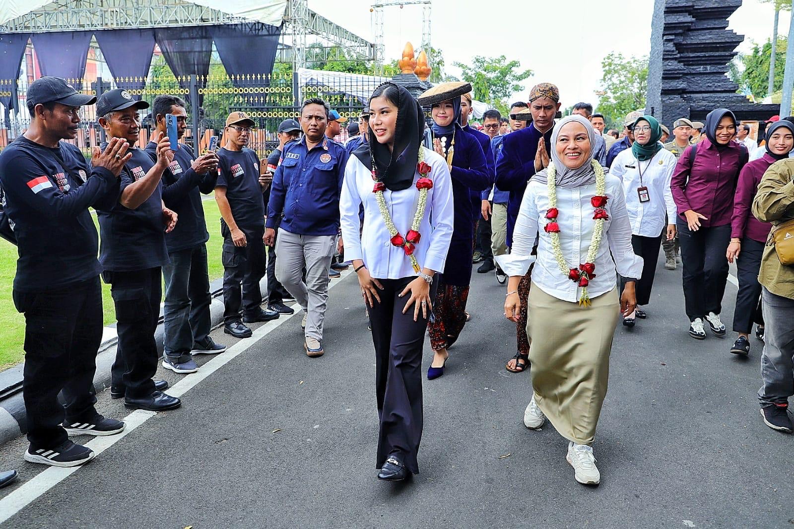 Kedatangan Wakil Bupati Kudus Bellinda Putri Sabrina Birton pada Jumat (21/2/2025) disambut masyarakat dan pegawai di lingkungan Pemerintah Kabupaten Kudus.