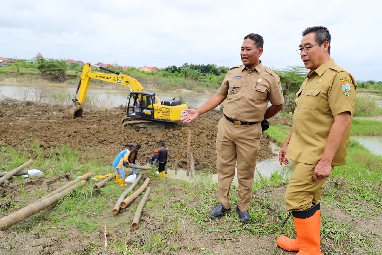 Penjabat (Pj) Bupati Kudus Herda Helmijaya bersama Staf Teknik BBWS Pemali Juwana, Agus Yanto meninjau langsung perbaikan pada dua tanggul pada Senin (10/2/2025)