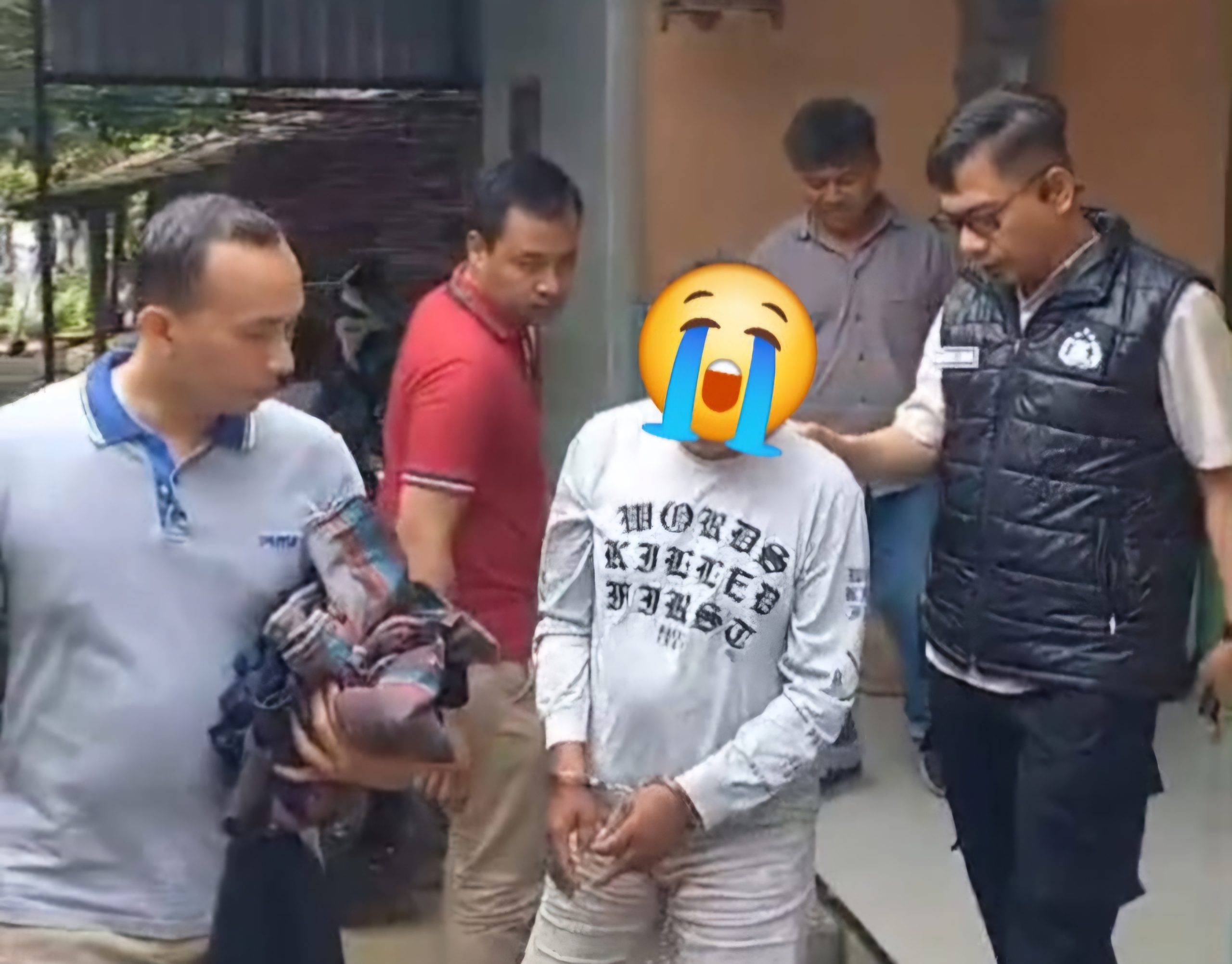 Lansia berinisial AH (63) pelaku pencurian HP milik peziarah makam Sunan Kudus diamankan Polsek Kudus Kota