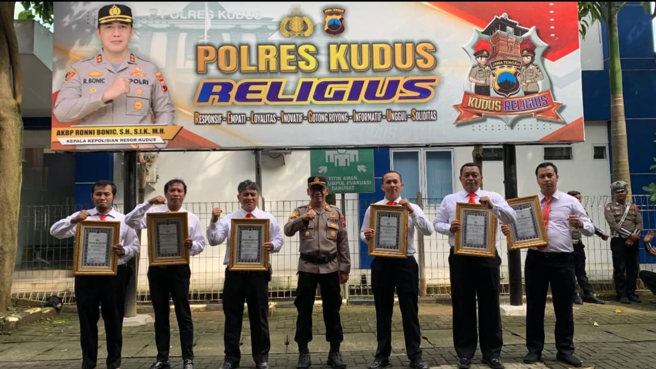 Penyerahan penghargaan dari Kapolres Kudus pada Senin (4/2/2025)