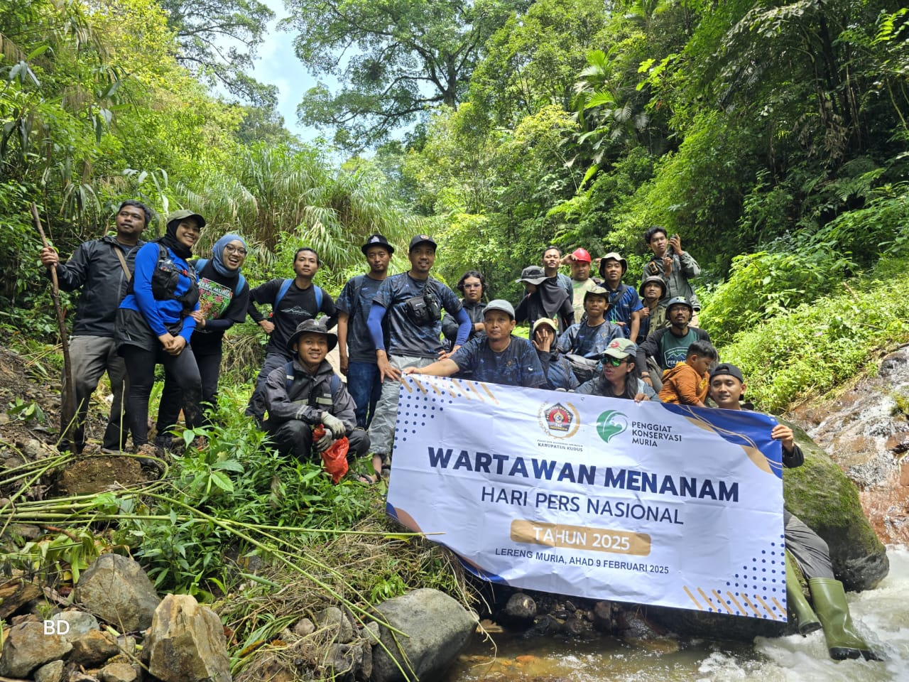 Persatuan Wartawan Indonesia (PWI) Kudus menggelar aksi penanaman pohon di lereng Gunung Muria. Tepatnya di kawasan Wisata Rejenu, Japan, Kudus pada Minggu (9/2/2025).