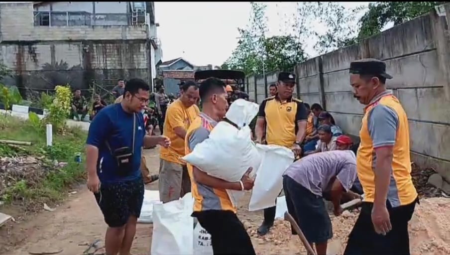 puluhan Relawan KENCANA, Staff Kecamatan Kota, Personil Polsek Kudus Kota, Personil Koramil 01 Kota, Pemdes Singocandi akhirnya gotong royong bersama memperbaiki talud pada Senin (10/2/2025)