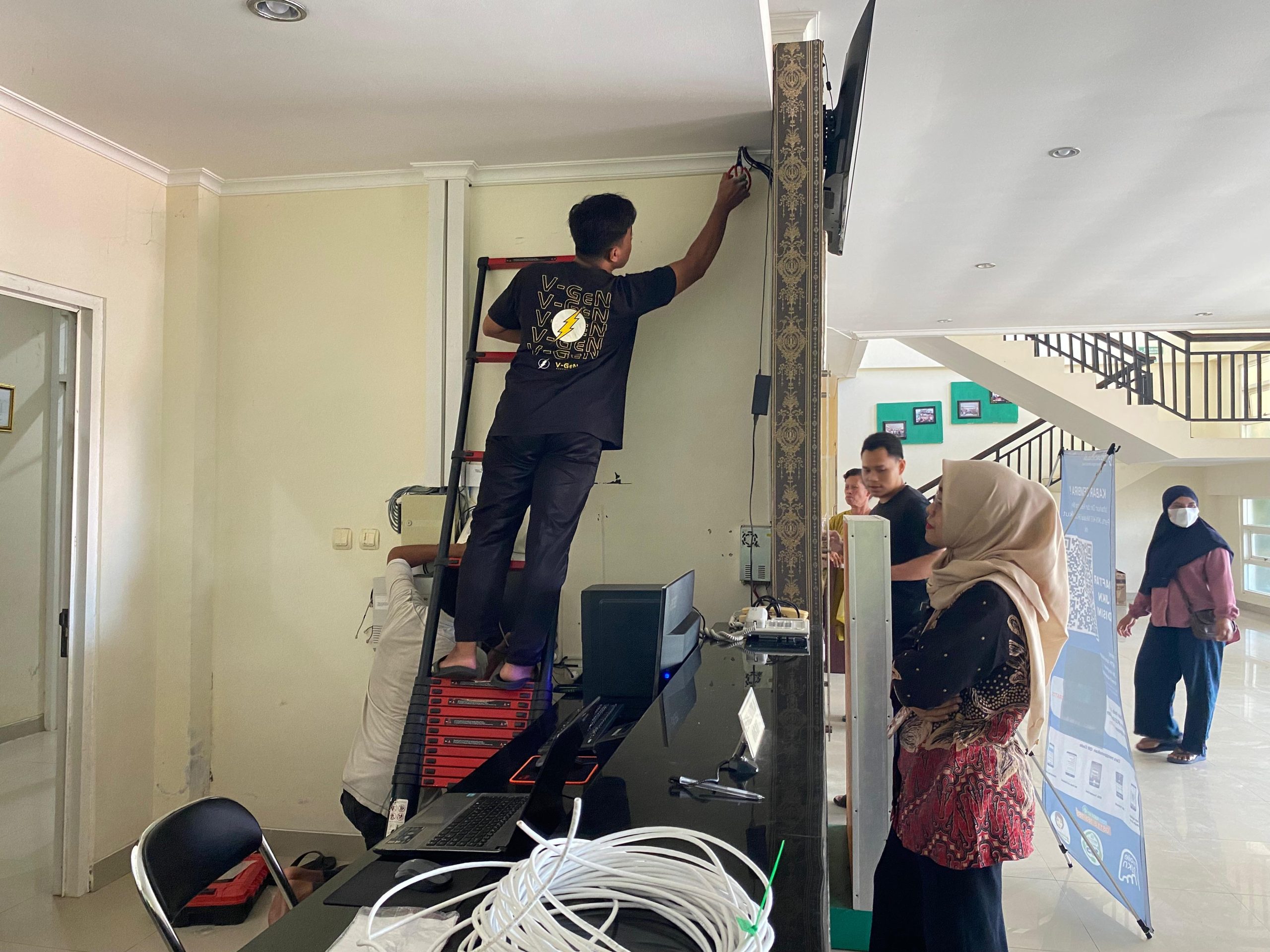 Pemasangan Wi-Fi repeater ditinjau langsung oleh PLT Kepala Puskesmas Karimunjawa dr. Pramita Sukti Setyarini
