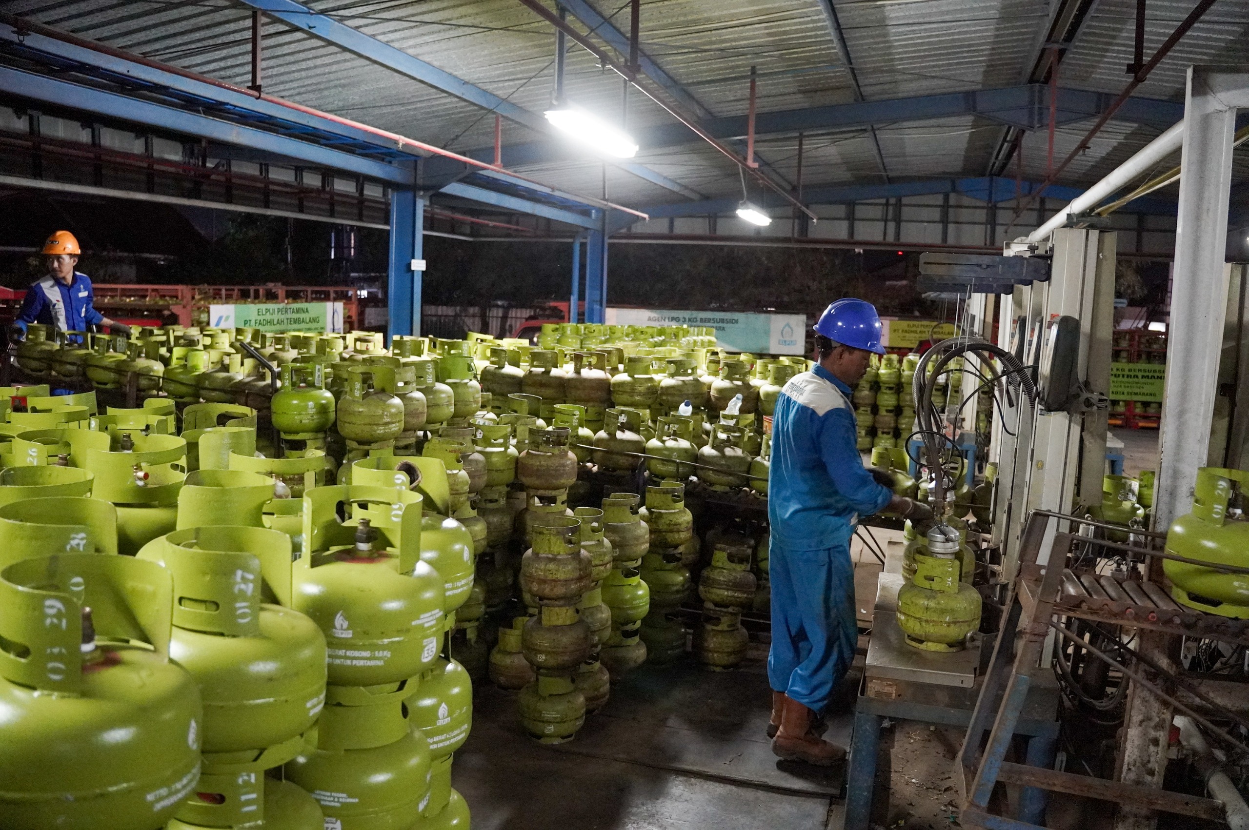 Pengisian tabung gas Elpiji oleh petugas