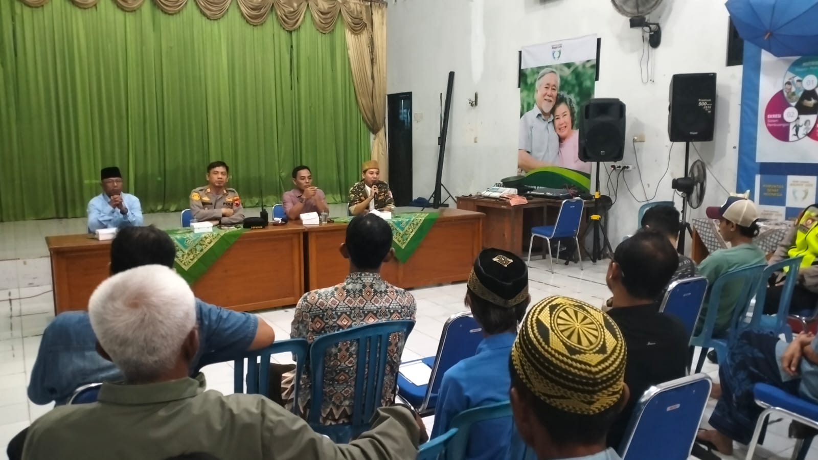 musyawarah desa pada Selasa malam, 18 Februari 2025 untuk membahas gangguan ketertiban masyarakat (Kamtibmas), khususnya terkait peredaran minuman keras (miras) di wilayah Desa Mlati Lor, Kecamatan Kota Kudus