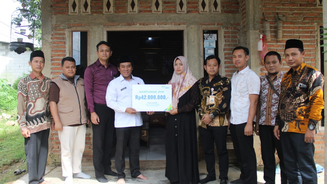 Bawaslu Jepara, bersama dengan BPJS Ketenagakerjaan KCP Jepara dan Perwakilan Bawaslu Provinsi Jawa Tengah, memberikan santunan Jaminan Kematian (JKM) kepada ahli waris jajaran pengawas adhoc yang meninggal dunia saat menjalankan tugas pengawasan pemilihan tahun 2024 pada Kamis, 19 Februari 2024