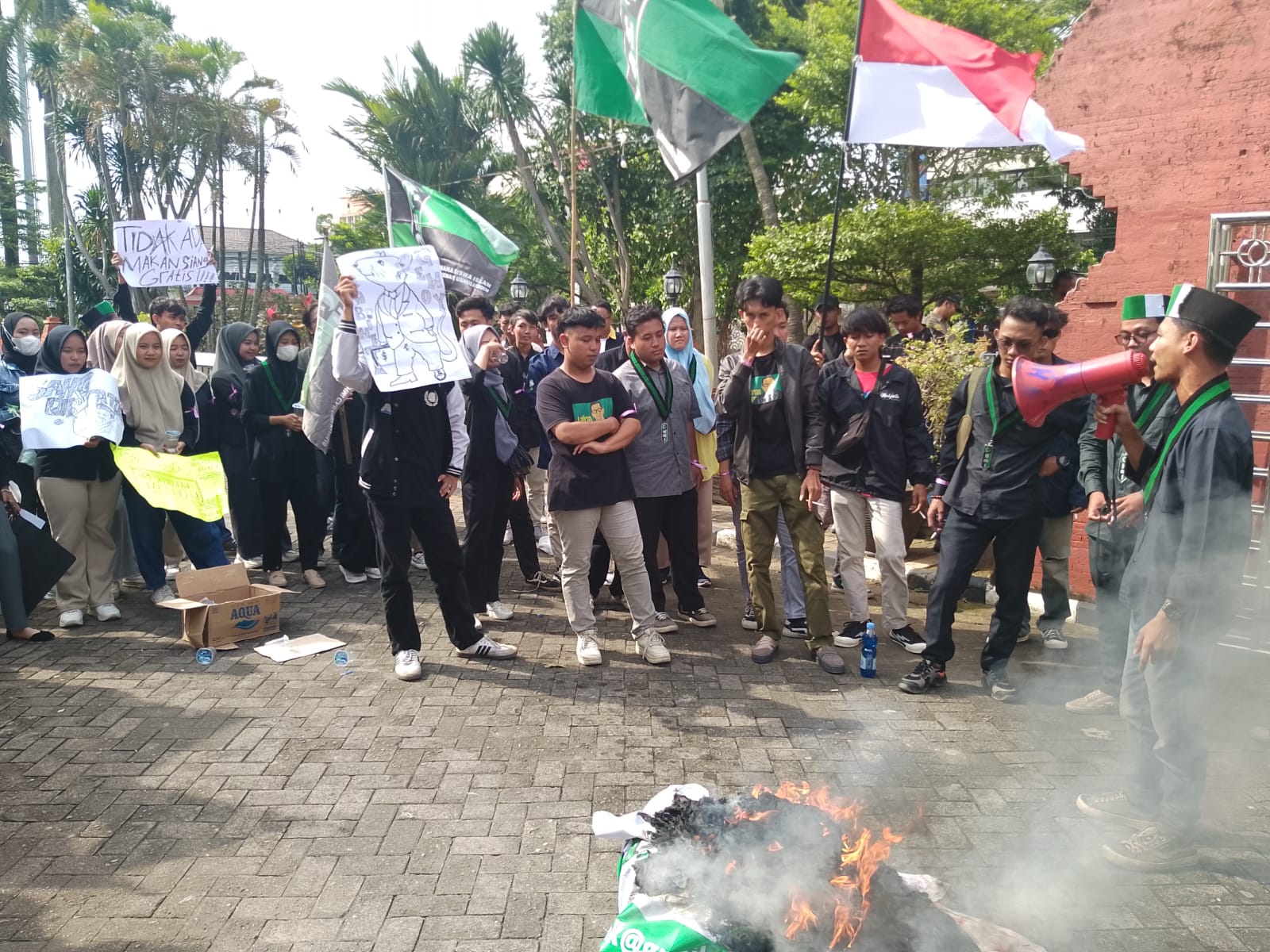 Puluhan mahasiswa dari Himpunan Mahasiswa Islam (HMI) Cabang Kudus menggelar aksi demonstrasi di depan kantor pemerintahan setempat pada Kamis (20/2/2025)