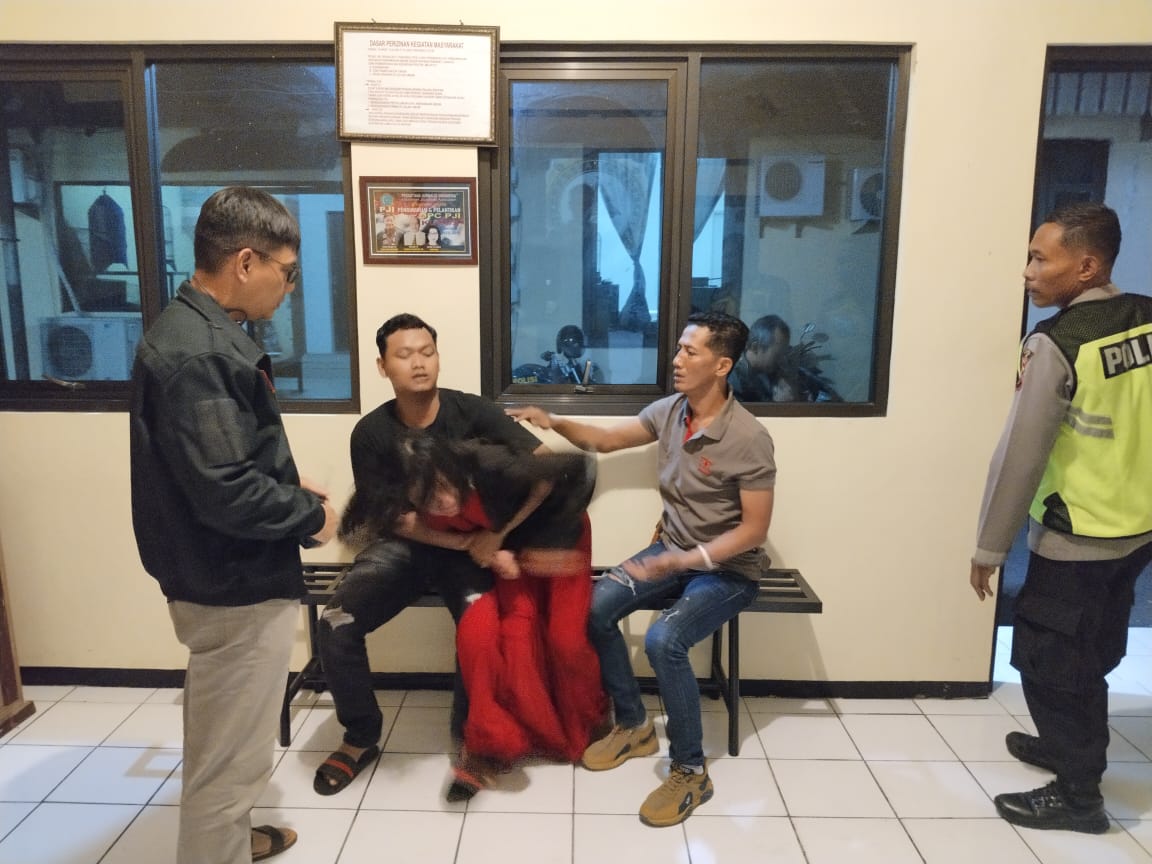Seorang perempuan berinisial ATF (28) warga Kecamatan Dawe, Kabupaten Kudus berusaha mengambil nyawanya sendiri di Jembatan Kaligelis Desa Demaan, Kecamatan Kota, Kudus diamankan di Mapolsek Kudus Kota untuk dipulangkan