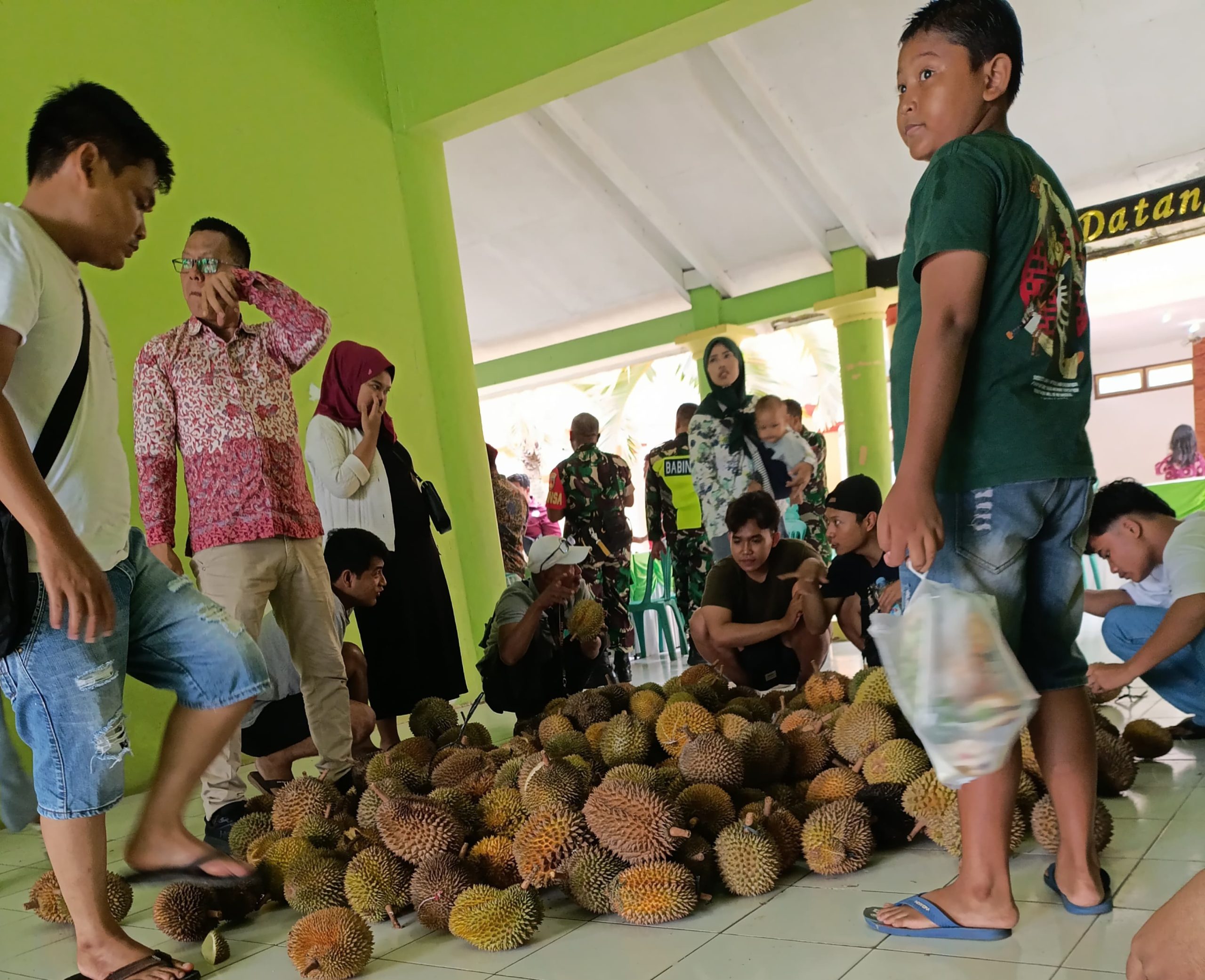 Pecinta Durian Sedang Memilih Durian Criwik (Foto: Ahmat Saiful)