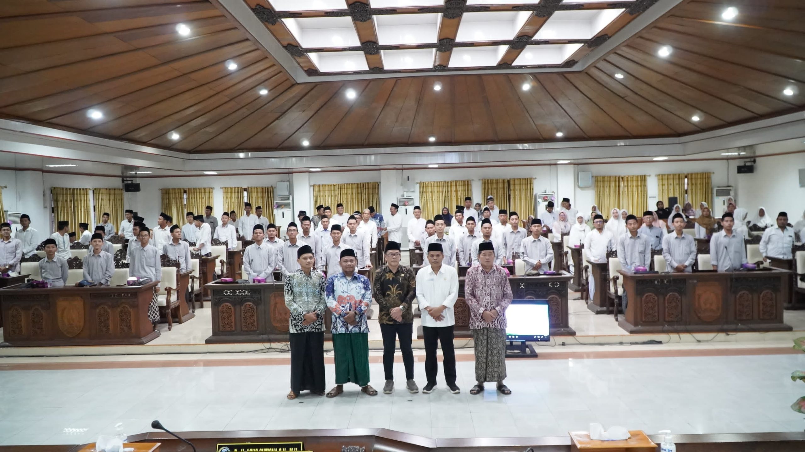 Ketua DPRD Jepara, Agus Sutisna, secara resmi melepas keberangkatan ratusan santri untuk melaksanakan Safari Dakwah Ramadhan di wilayah Jepara pada Kamis (27/02/2025) di Ruang Graha Paripurna Gedung DPRD Jepara