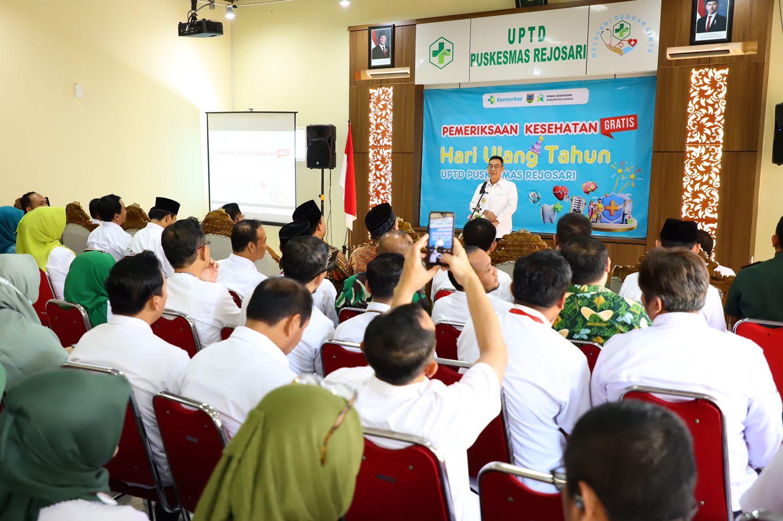 Penjabat Bupati Kudus Herda Helmijaya saat meninjau PKG di Puskesmas Rejosari, Dawe, Kamis (13/02/2025)