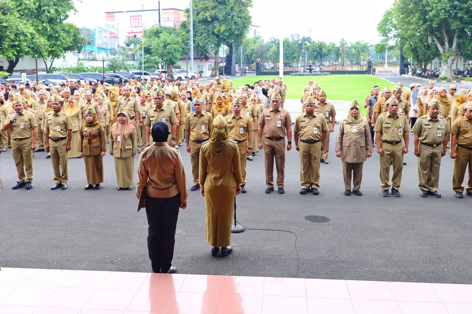 apel pegawai Pemerintah Kabupaten Kudus di halaman Pendapa Kabupaten Kudus, Senin (24/2/2025) yang dipimpin Wakil Bupati Kudus Bellinda