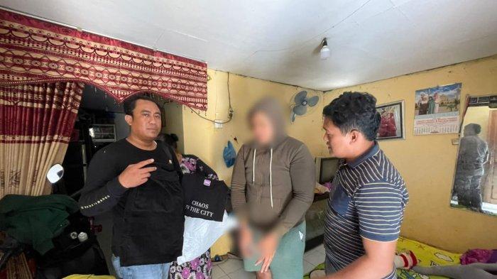 Anggota Polres Grobogan menangkap pelaku penipuan online di daerah Sidoarjo, Jawa Timur. Penipuan online ini terjadi pada seorang perempuan asal Desa Tanggungharjo, Kecamatan Grobogan, Jawa Tengah. (Tribun-Pantura.com/Polres Grobogan)