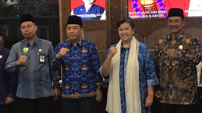 Acara penyerahan penghargaan dilaksanakan di Pendapa RA. Kartini Jepara pada Jumat (17/1/2025), dan dihadiri oleh jajaran Forkopimda Jepara serta sejumlah pimpinan perangkat daerah