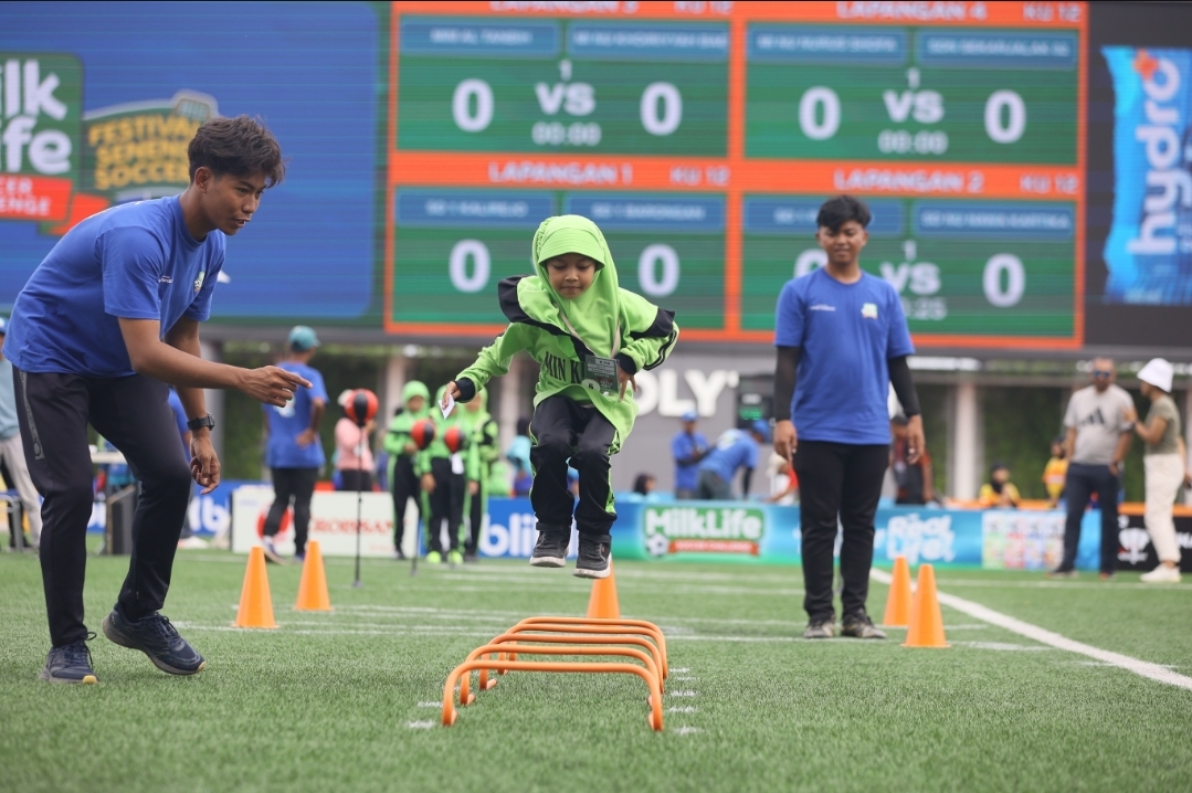 Para peserta Festival Seneng Soccer secara individual diajak bermain bola dengan cara melewati rintangan menyenangkan