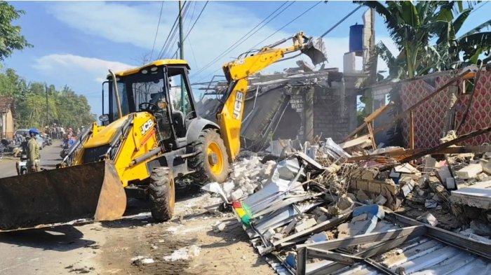 Pembongkaran paksa delapan warung remang-remang sekaligus tempat karaoke ilegal di Desa Margomulyo, Kecamatan Tayu, Kabupaten Pati pada Kamis (27/2/2025) (foto: TribunJateng)