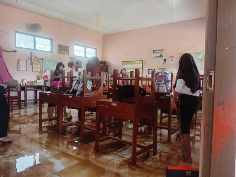 Siswa tengah membersihkan ruang kelas yang terdampak banjir di SDN 5 Ngembalrejo, Kudus. (Foto: ZONANEWS.ID)