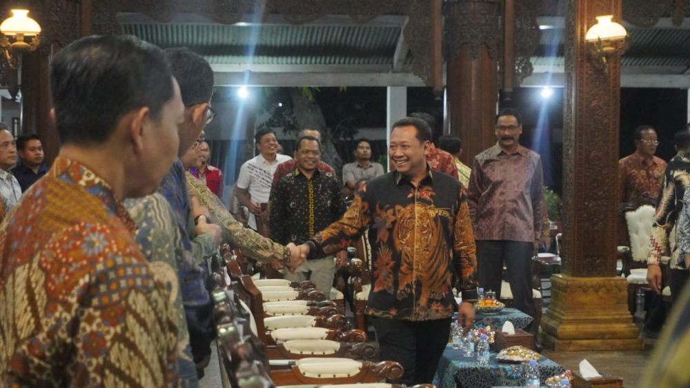 Diskusi Pemkab Jepara dengan KPK RI, untuk meningkatkan kesadaran antikorupsi di wilayah tersebut. Kegiatan ini dihadiri oleh Wakil Ketua KPK RI, Fitroh Rohcahyanto