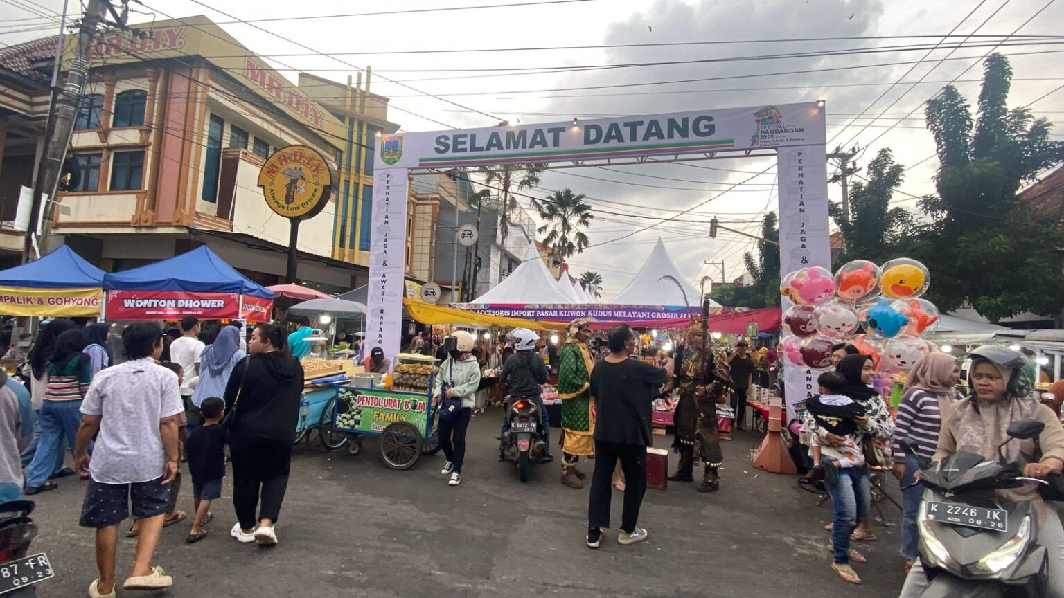 Para pengunjung yang datang ke Pekan Raya Tradisi Dandangan Kudus. (Foto: ZONANEWS.ID)