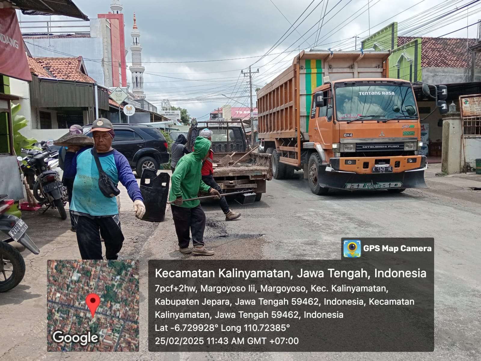 Perbaikan di salah satu ruas jalan di Kalinyamatan, Kabupaten Jepara. (Foto: RRI/Diskominfo Jepara)