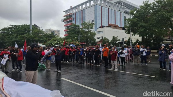 Aksi buruh Jepara di halaman Kantor Gubernur Jateng, Kelurahan Mugassari, Kecamatan Semarang Selatan, Senin (17/2/2025) untuk menolak revisi UMSK 2025. Foto: detikJateng