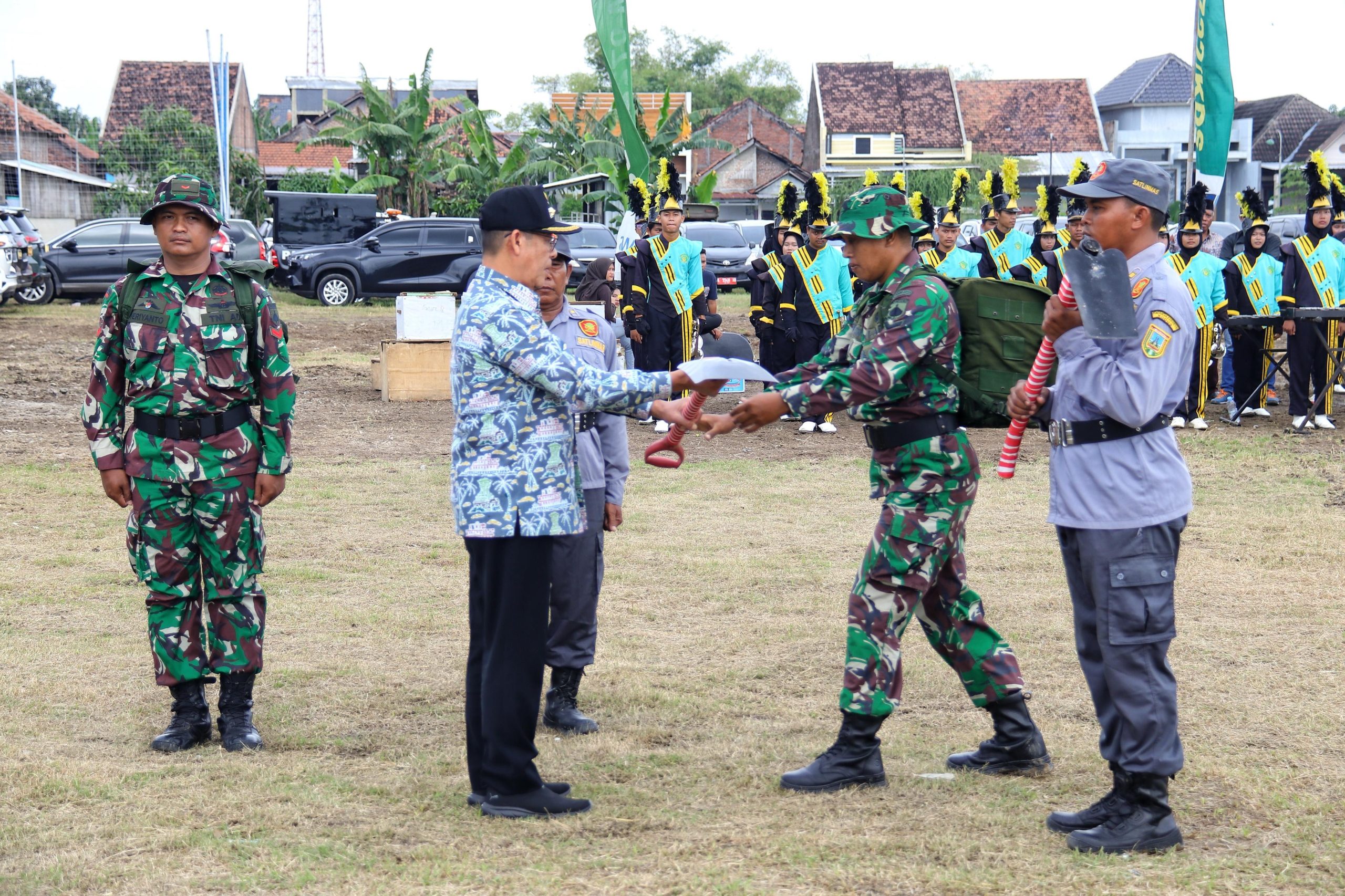 Penjabat (Pj) Bupati Kudus, Herda Helmijaya membuka kegiatan TNI Manunggal Membangun Desa (TMMD) Sengkuyung Tahap I di Lapangan Desa Wates, Kecamatan Undaan, Rabu (19/2/2025)