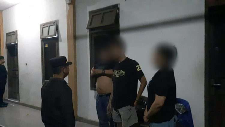 Anggota Polres Jepara mengamankan muda mudi yang sedang pesta miras di rumah kos, Kecamatan Jepara Kota. (Foto: RRI/Polres Jepara)