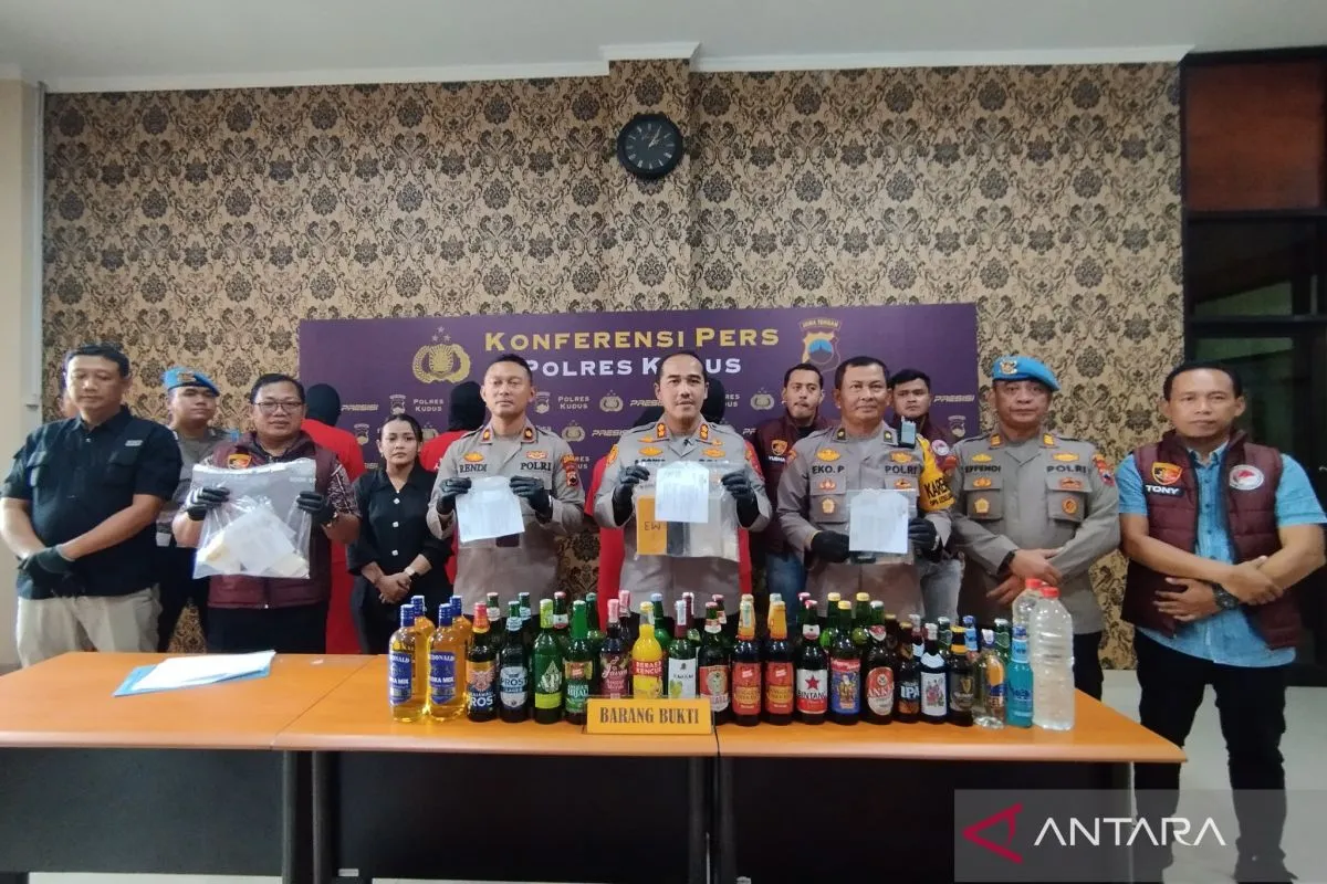 Kapolres Kudus AKBP Ronni Bonic bersama jajaran saat konferensi pers pengungkapan kasus narkoba di Mapolres Kudus, Jumat (21/2/2025). (Foto: ANTARA)