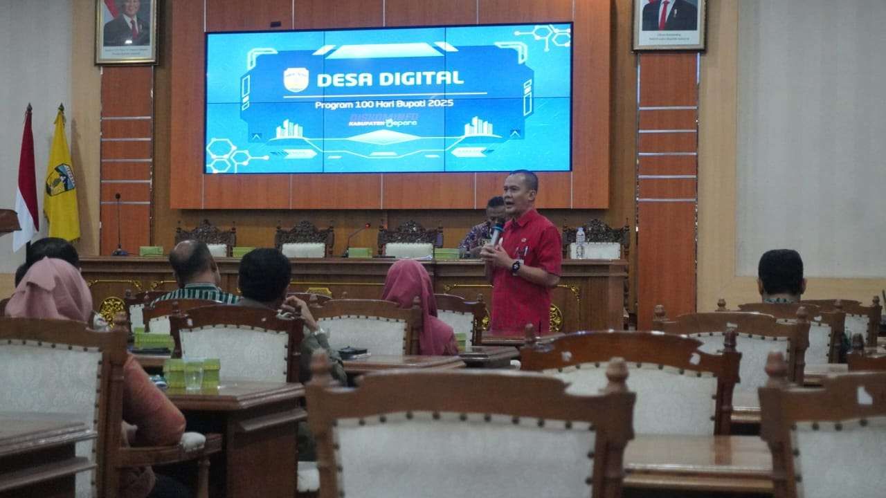 Kepala Dinas Komunikasi dan Informatika (Diskominfo) Jepara, Arif Darmawan memberikan penjelasan dalam rapat terkait program Jepara Tanggap 112 dan Desa Digital di Gedung Shima Setda Jepara, Selasa (11/2/2025). (Foto: RRI/Diskominfo Jepara)