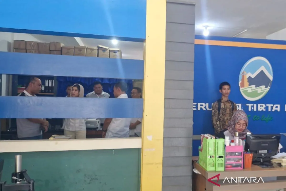 Bupati Kudus Sam'ani Intakoris bersama Wakil Bupati Bellinda Birton dan jajaran saat mendatangi Kantor Perusahaan Daerah (Perumda) Tirta Muria atau dikenal PDAM (Foto: ANTARA)