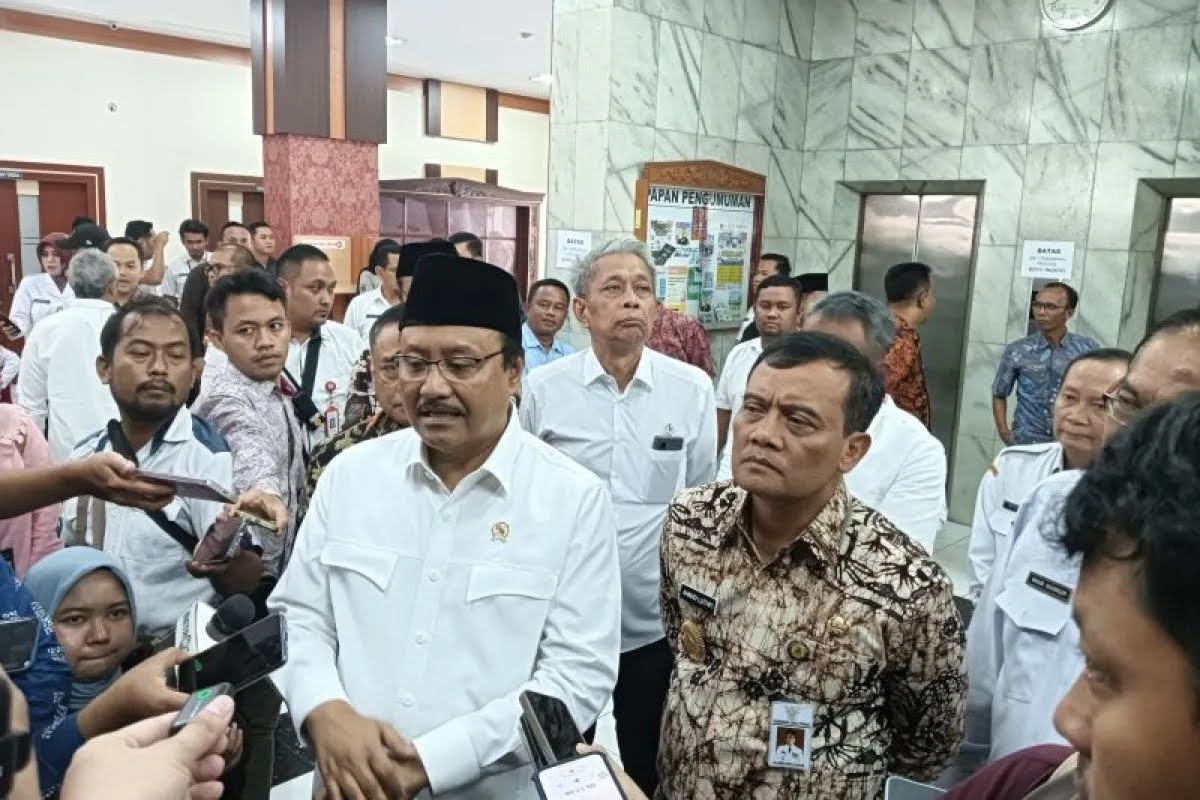 Menteri Sosial Saifullah Yusuf menyampaikan keterangan tentang sekolah rakyat, Rabu (12/3/2025) (foto: ANTARA)