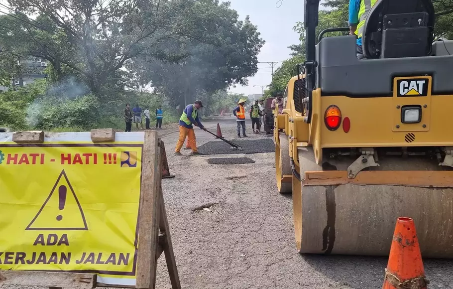 Perbaikan jalan rusak di Pantura, Kabupaten Kudus (sumber: Beritasatu.com)
