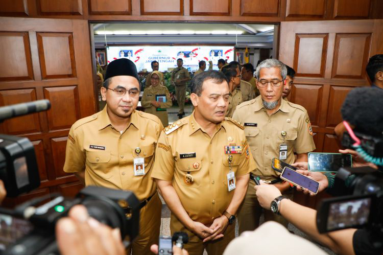 Gubernur Jawa Tengah Ahmad Luthfi usai memberikan pengarahan di Gedung Gradhika Bhakti Praja, Kota Semarang pada Senin, 17 Maret 2025 (foto: Humas Jateng)