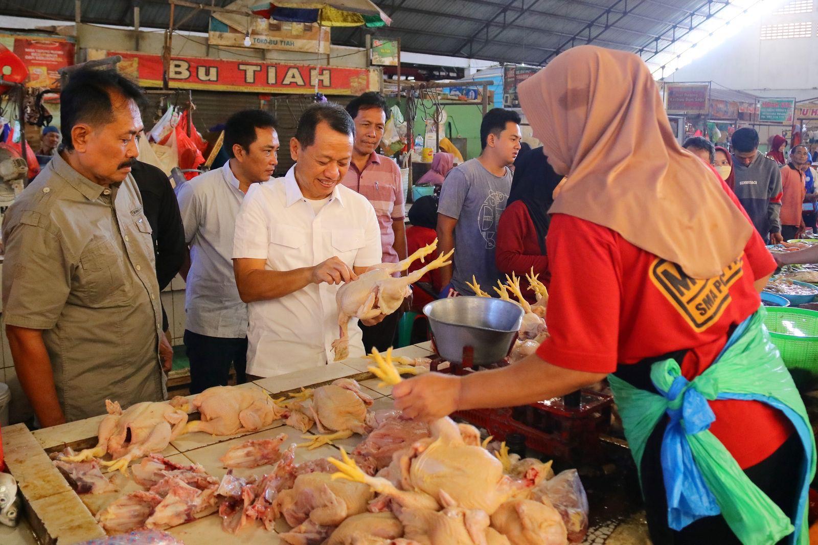 Bupati Kudus Sam'ani Intakoris mengunjungi Pasar Bitingan untuk memastikan harga bahan pokok di Kabupaten Kudus pada Sabtu (1/3/2025).