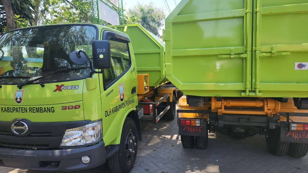 Penampakan armada truk pengangkut sampah milik DLH Rembang yang baru (foto: RRI)