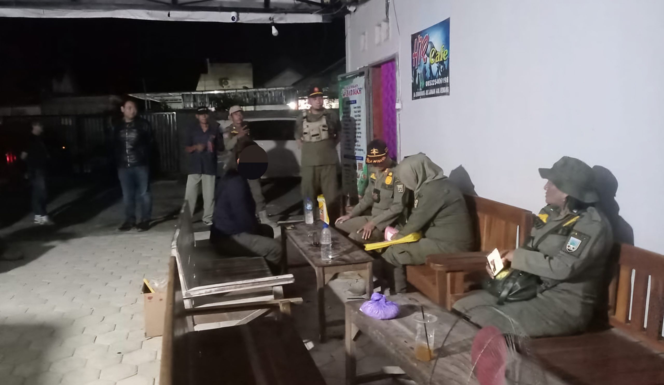 Petugas Satpol PP saat patroli pada Jumat (21/3/2025) memeriksa pengelola kafe karaoke setelah ketahuan buka