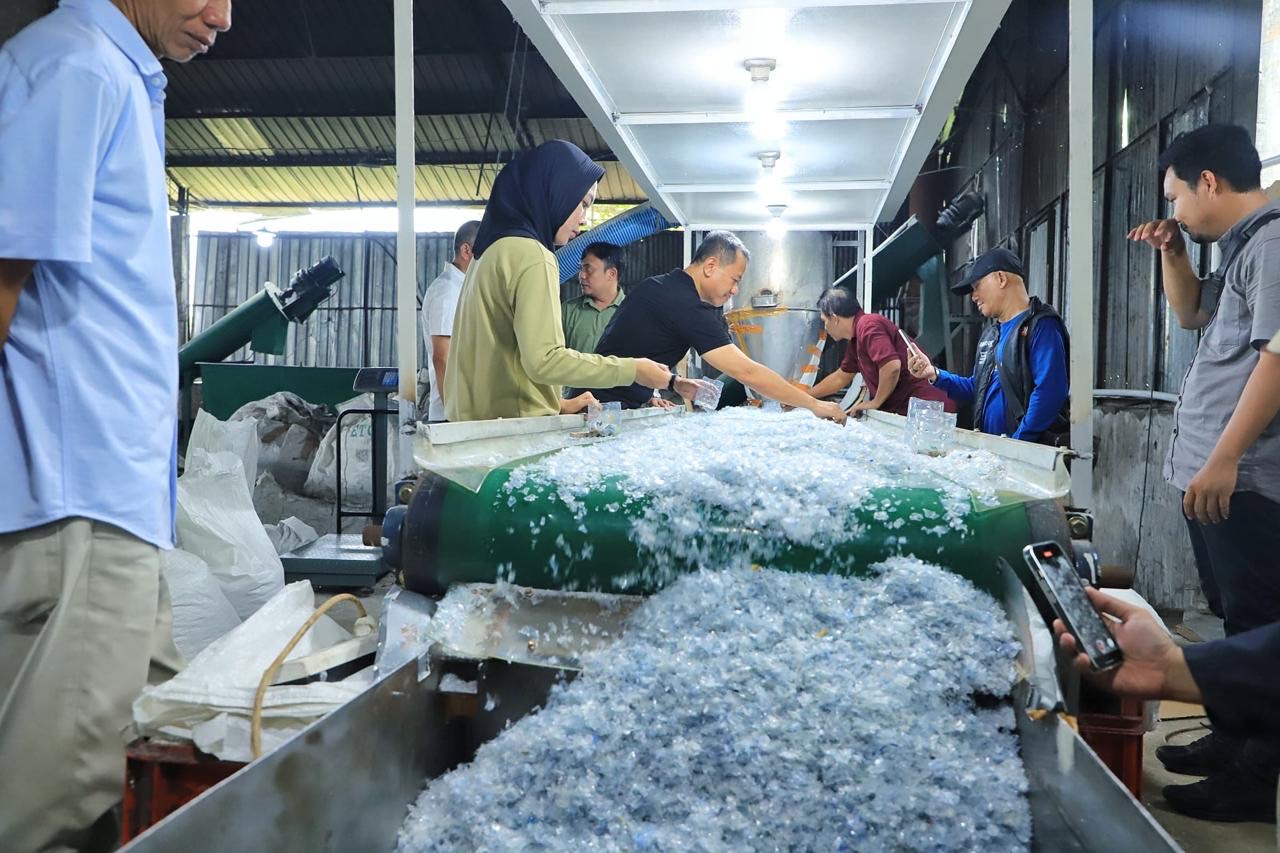 Bupati Sam'ani menengok usaha pengelolaan sampah pada Minggu (23/3/2025)