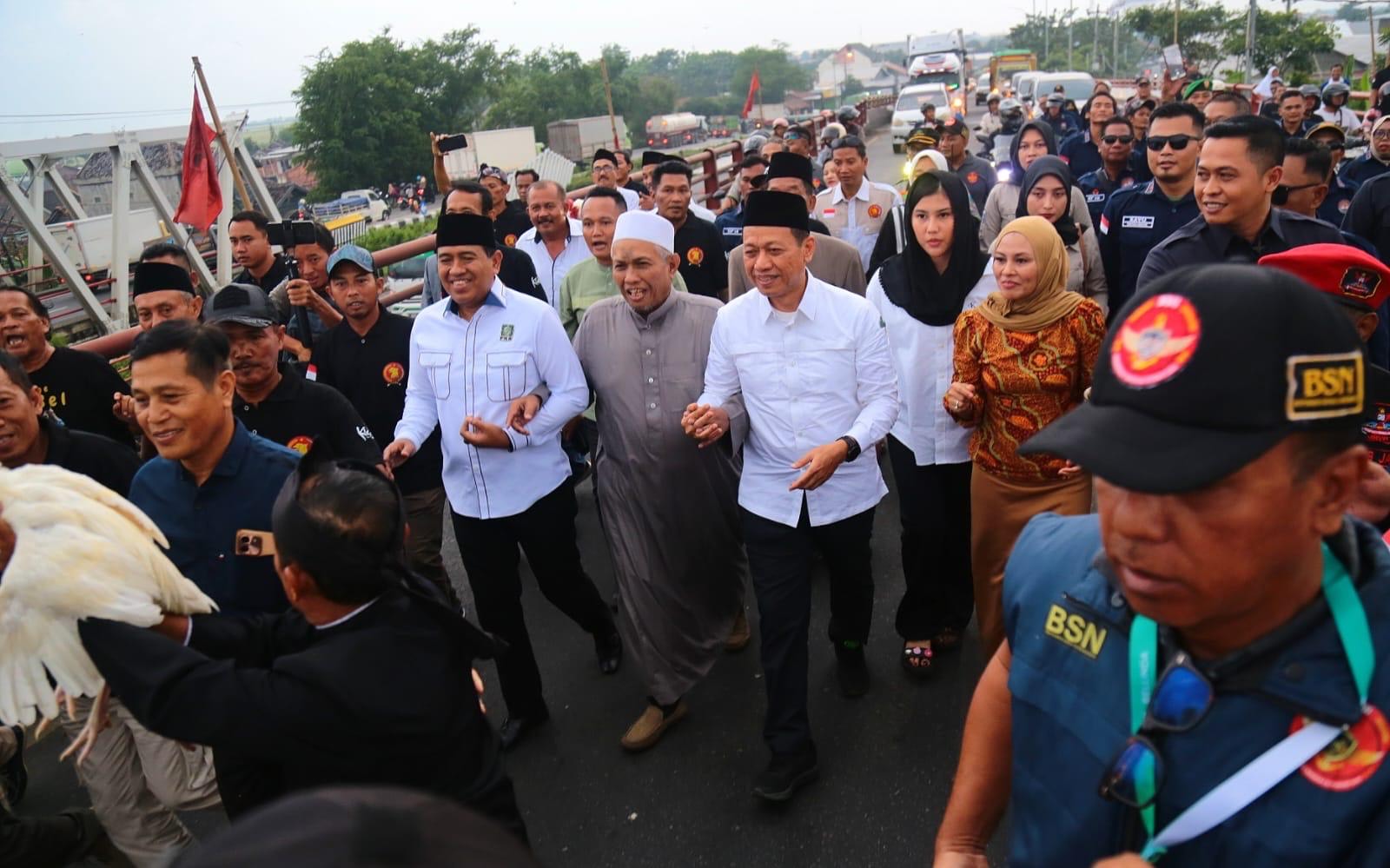 Bupati Kudus Sam'ani Intakoris dan Wakil Bupati Wakil Bupati Kudus Bellinda Putri Sabrina Birton bersama rombongan berjalan melintasi Jembatan Tanggulangin pada Jumat (28/2/2025) sore