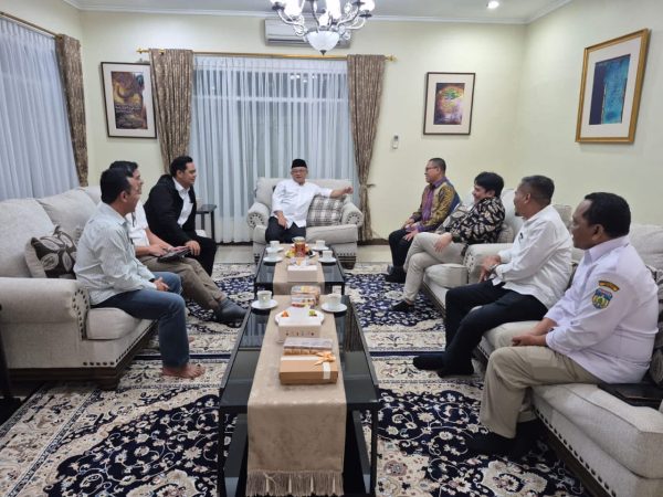 Bupati Jepara (jaket hitam) menemui Menteri Pendidikan RI.