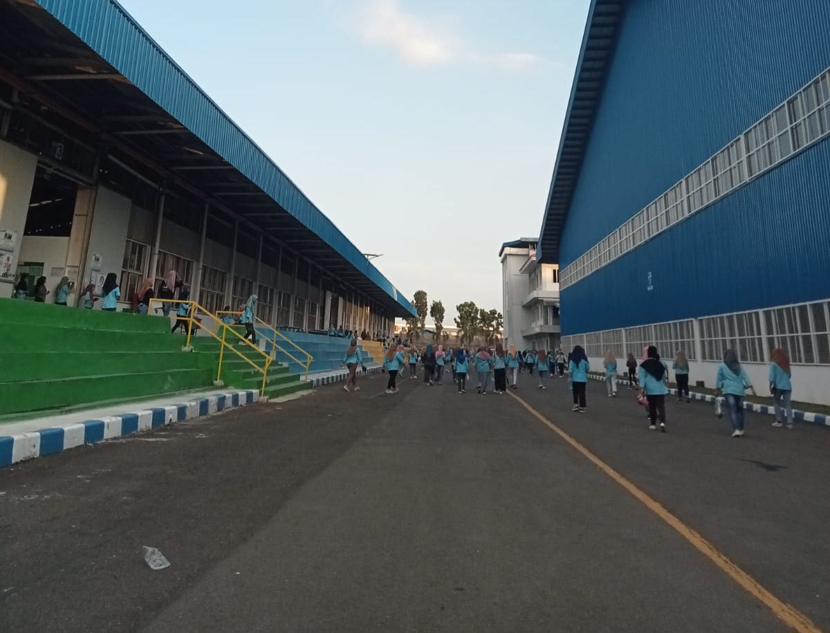 Para pekerja pabrik sedang keluar-masuk perusahaan (Foto : Istimewa)