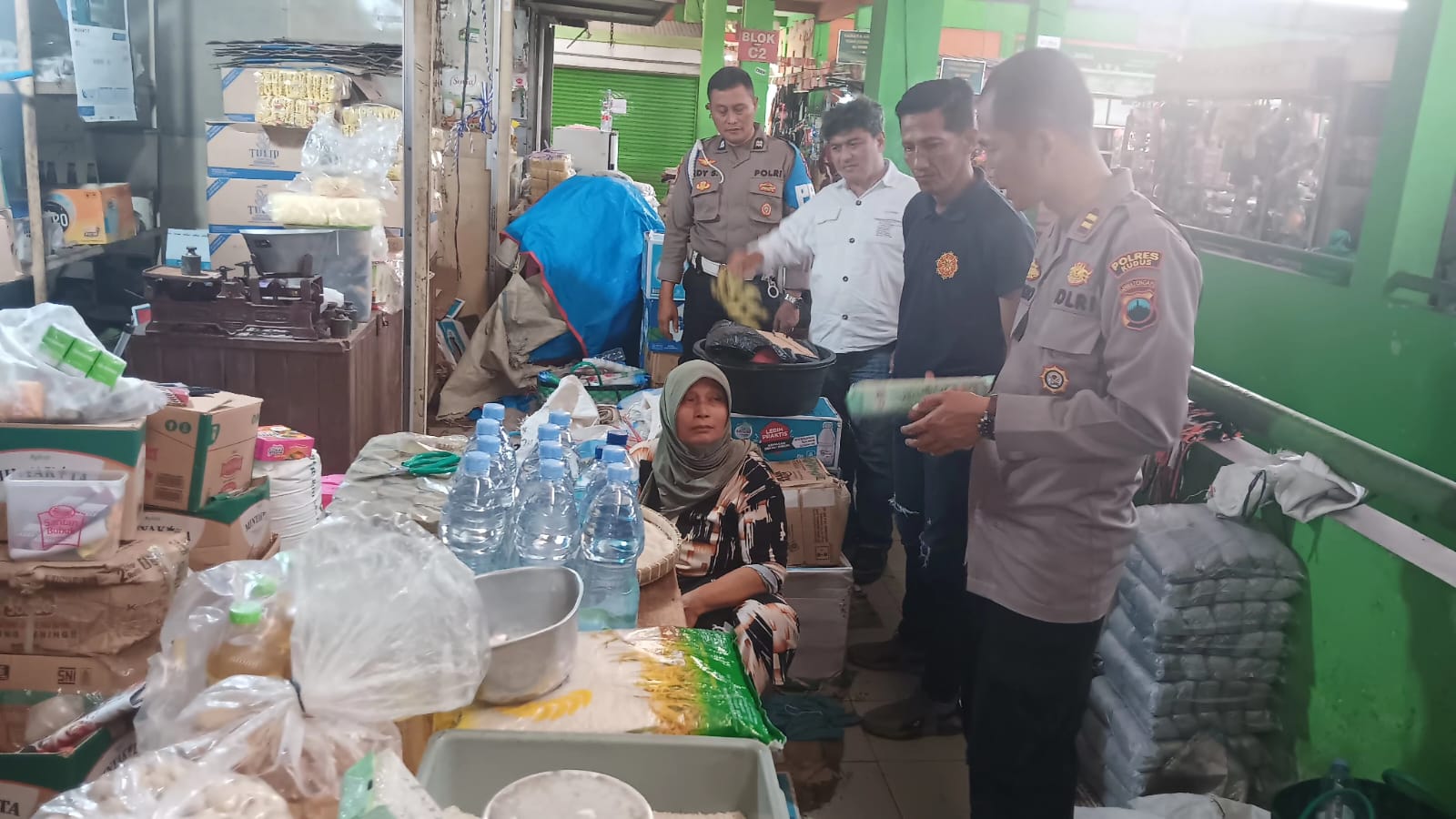 Kapolres Kudus, AKBP Ronni Bonic, bersama jajaran kepolisian memeriksa ketersediaan bahan pangan bagi masyarakat, khususnya beras di sejumlah pasar tradisional.