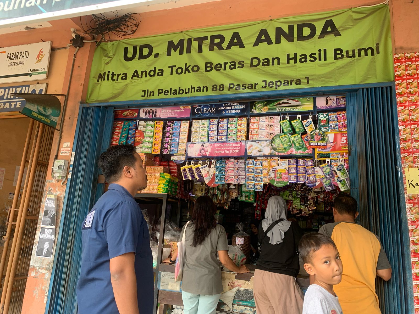 Satuan Tugas (Satgas) Pangan Satreskrim Polres Jepara, Jawa Tengah (Jateng) melakukan inspeksi mendadak (sidak) ke sejumlah toko sembako dan pasar tradisional, Jumat (28/2/2025)