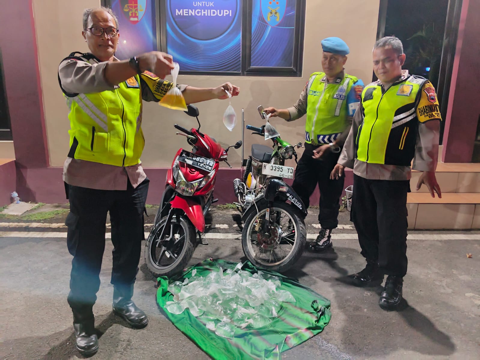 Kantong plastik air berisi kencing (berwarna kuning) yang akan digunakan untuk perang air diamankan Polsek Kudus Kota, di sekitar Mushola Annur di Gg. 2 Dukuh Krajan, Purwosari, Kota, Kudus pada Senin (3/3/2025)