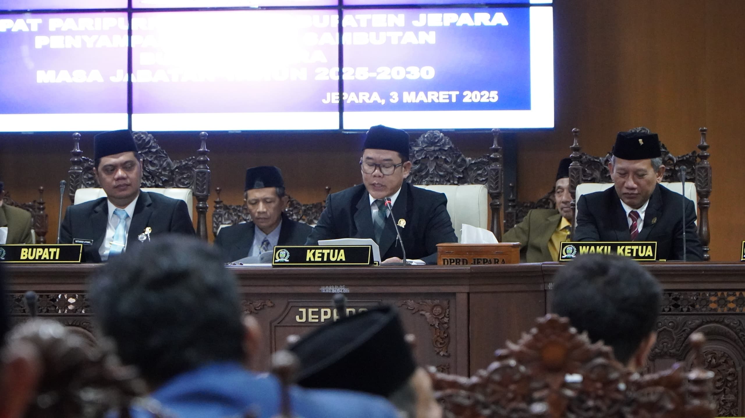 Ketua DPRD Jepara, Agus Sutisna, memimpin rapat paripurna perdana pidato Bupati dan Wakil Bupati Jepara, Witiarso Utomo dan Ibnu Hajar, di Graha Paripurna DPRD Jepara, Senin (03/02/2025)