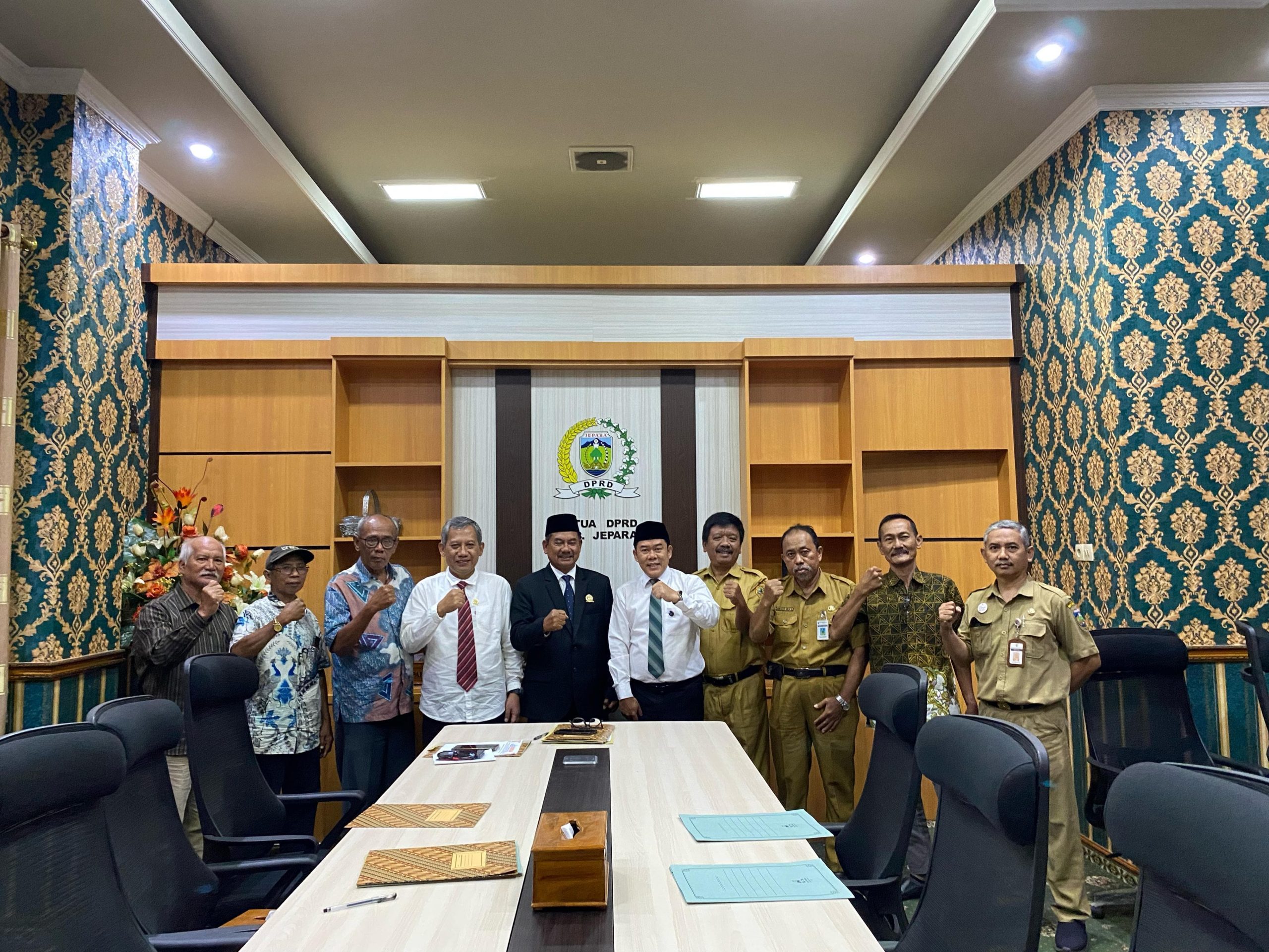 Ketua DPRD Jepara, Agus Sutisna, menerima audiensi dari Yayasan Pelestari Ukir Jepara (Pelukjepara) yang dipimpin oleh Hadi Priyanto, Senin (03/02/2024)