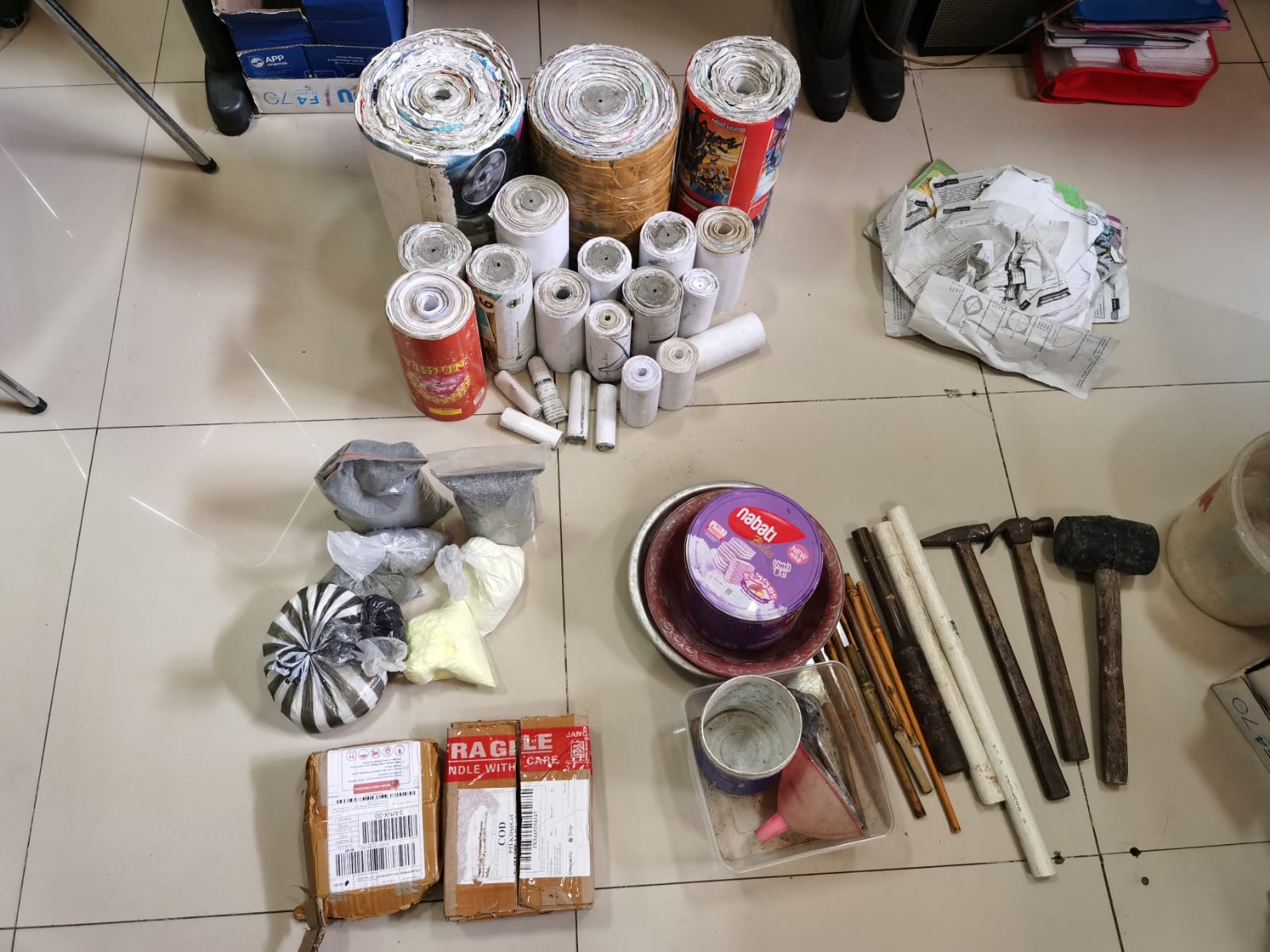 Puluhan selongsong petasan berbagai ukuran, bahan dan alat pembuatan petasan yang disita Satreskrim Polres Kudus dari tangan seorang bocah