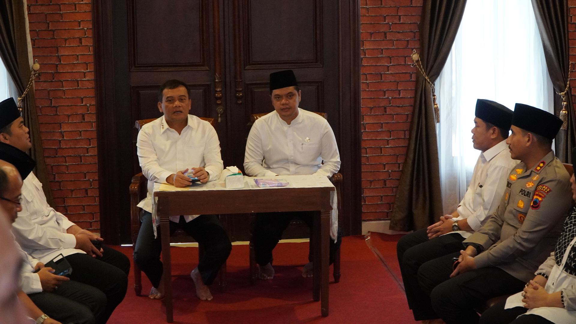 Rapat kerja Gubernur Jawa Tengah, Ahmad Luthfi bersama jajaran pemerintahan Kabupaten Jepara di kediaman Bupati Jepara, Witiarso Utomo, pada Selasa (4/3/2025) membahas salah satunya pembangunan Dermaga Pulau Genting dan Dukuh Nyamplungan