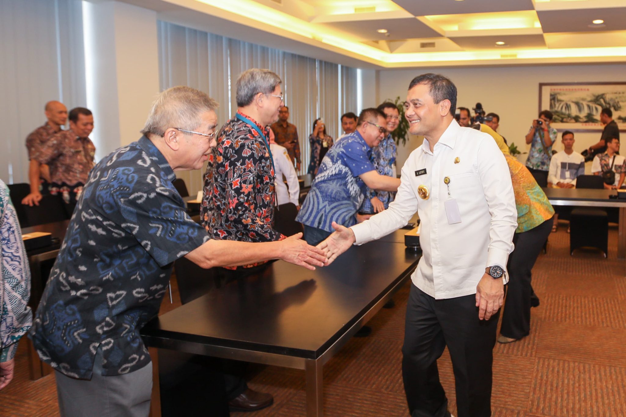 Gubernur Jateng, Ahmad Luthfi berkunjung ke PT Djarum Oasis, Kudus, Rabu (5/3/2025)