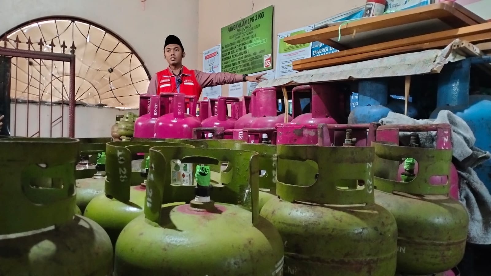 Area Manager Komunikasi, Relasi, dan CSR Pertamina Jateng, Taufik Kurniawan ketika meninjau salah satu pangkalan gas elpiji di Desa Jati Kulon, Jati, Kudus, Rabu (5/3/2025)