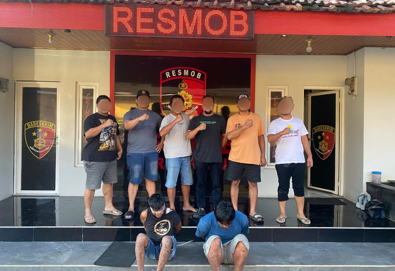Dua pria pencuri spesialis ternak asal Mejobo tertunduk setelah diamankan Tim Resmob Satreskrim Polres Kudus usai menggasak 8 ekor kambing milik warga